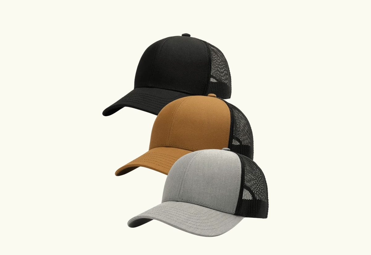 Três bonés trucker em preto, caramelo e mescla