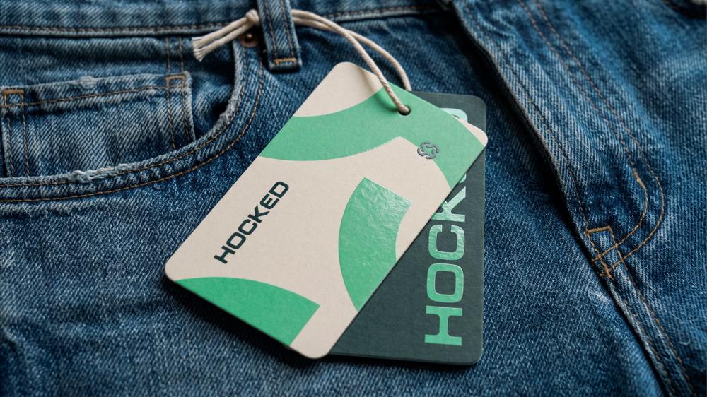 Tag de produto aplicada em peça de vestuário